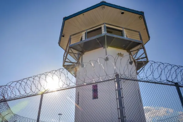 fl-state-prison-wire-sun.jpg