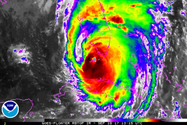 hurricane_irma_is_hammering_florida-e78e5fd0a481928af52010ba51aeffe4.gif
